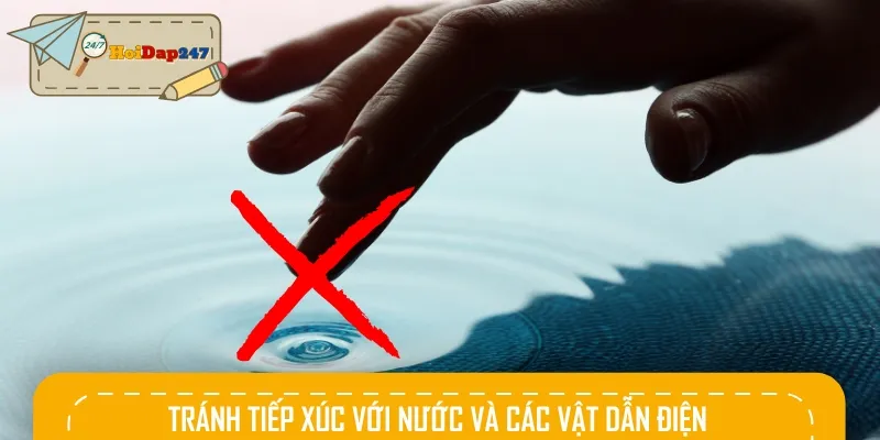 Tuyệt đối không tiếp xúc với nước và vật dẫn điện khi có sấm sét
